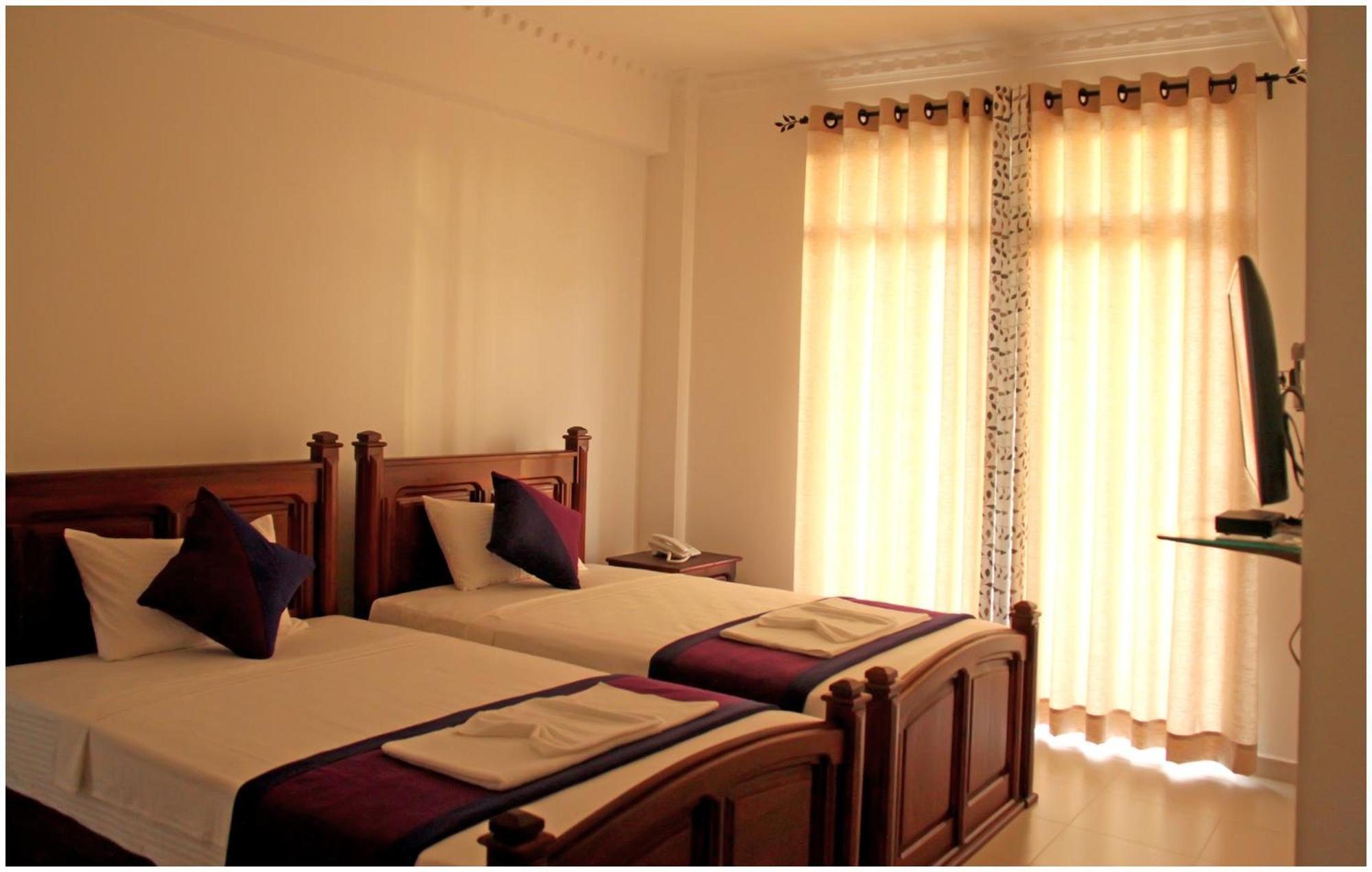 Ronaka Airport Transit Hotel Katunayaka Buitenkant foto